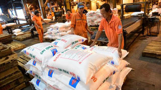 Giá phân bón tăng “phi mã”, 2 Bộ Công Thương và NN&PTNT họp khẩn tìm cách hạ nhiệt