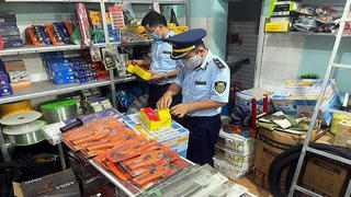 Thu giữ gần 100 sản phẩm có dấu hiệu giả mạo nhãn hiệu được bảo hộ