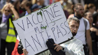 Tấn công các trung tâm tiêm chủng và nghiên cứu COVID-19 vì phản đối "thẻ thông hành y tế"