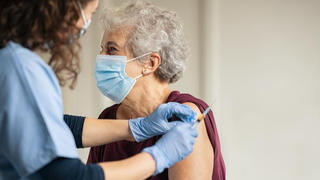 FDA Hoa Kỳ sẽ phê duyệt tiêm nhắc lại vaccine cho người bị suy giảm miễn dịch