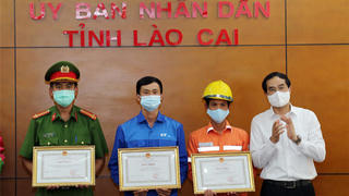 Khen thưởng đột xuất các cá nhân, tập thể tham gia cứu hộ, cứu nạn trong vụ cháy cửa hàng gas tại TX Sa Pa
