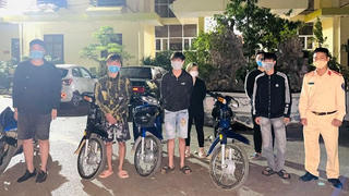 Truy bắt 4 thanh niên tụ tập bốc đầu xe trong đêm