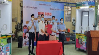 Bàn giao 13 buồng lấy mẫu xét nghiệm và 10.000 test nhanh SARS- CoV- 2 