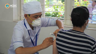 Người dân 'vùng đỏ' và 'vùng cam' ở TP HCM được tiêm vaccine tại nhà
