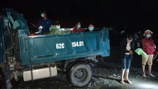 Cho 6 người quá giang 'né' chốt, tài xế bị tước giấy phép lái xe 1 tháng