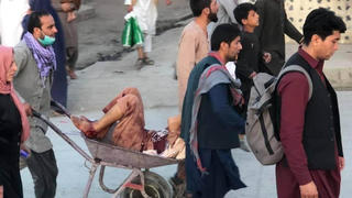 Vụ nổ làm rung chuyển khu vực bên ngoài Sân bay Kabul, ít nhất 13 người thiệt mạng