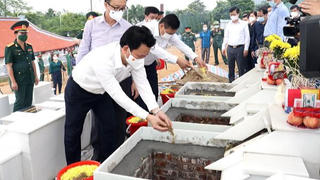 Truy điệu và an táng hài cốt liệt sĩ tại Nghĩa trang Liệt sĩ quốc gia Vị Xuyên