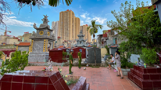 Bắt quả tang nhóm người rủ nhau vào... nghĩa trang tập thể dục