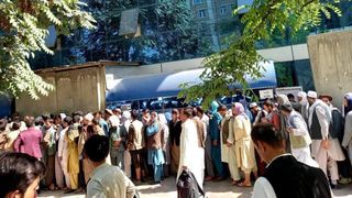 Người Afghanistan lũ lượt đi đòi tiền các ngân hàng