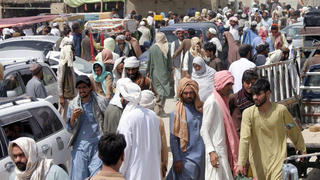 Không có chuyến bay sơ tán, người Afghanistan 'tự sơ tán' bằng đường bộ 