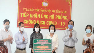 Tặng 1.200 phần quà cho các hộ khó khăn ở TP Pleiku