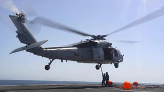 Điều tra thảm kịch trực thăng MH-60S của hải quân Mỹ rơi ngoài khơi 