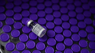 Nhiều quốc gia 'ngồi trên đống lửa' với khoảng 1,2 tỷ liều vaccine
