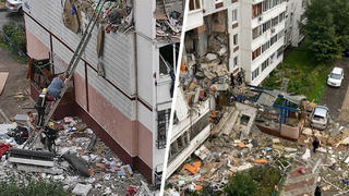 Nghi ngờ nổ khí gas 'thổi tung' tường 4 tầng nhà