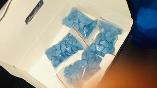 Tước danh hiệu công an nhân dân đối với cán bộ chuyển tiền để mua ma túy