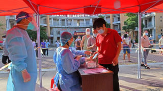 Trung Quốc 'báo động' sau một ca COVID-19 bất thường nhập cảnh