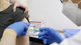 Pfizer lý giải về 'chất nổi màu trắng' trong lọ vaccine