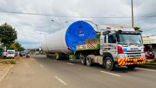 Xe chở thiết bị điện gió cán tử vong 1 phụ nữ qua đường