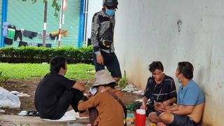 Vẫn tụ tập ăn nhậu giữa 'điểm nóng' COVID - 19 