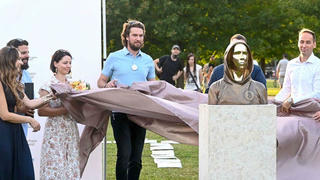 Trưng bày tượng 'cha đẻ' bí ẩn của Bitcoin 