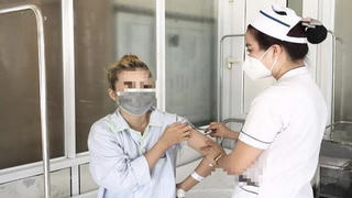 Nhập viện vì tự tiêm chất làm đầy vào ngực