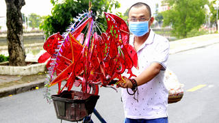 “Ông Bụt” đạp xe mang Trung thu đến cho trẻ em nghèo, khuyết tật 