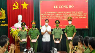 Khen thưởng lực lượng triệt phá đường dây cá độ bóng đá trên 200 tỷ đồng