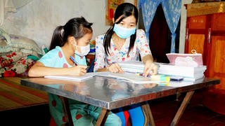Giáo viên ở Cần Thơ lặn lội đến tận nhà hỗ trợ học sinh học trong mùa dịch 