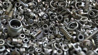 Người đàn ông nuốt hơn một kg đinh và ốc vít