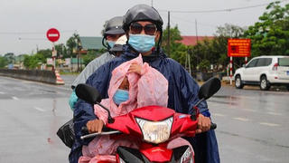 Hành trình hồi hương đầy khó nhọc của những phận người vất vả tìm kế mưu sinh