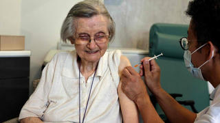 Hầu hết mọi người chưa cần tiêm nhắc lại vaccine phòng COVID-19