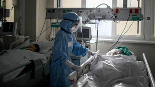 Chuyên gia lý giải vì sao virus COVID-19 vẫn "bám" vào người đã tiêm vaccine