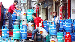 Giá bán lẻ gas lên gần 500.000 đồng/bình 12kg