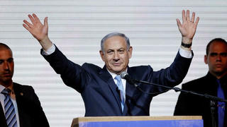 Hi hữu chuyện cựu Thủ tướng Israel giơ tay bỏ phiếu "nhầm" cùng đối thủ