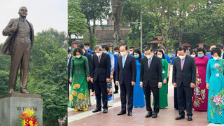 Lãnh đạo thành phố Hà Nội đặt hoa tưởng niệm tại Tượng đài V.I.Lênin