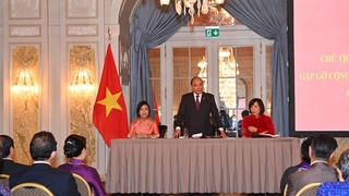Chủ tịch nước Nguyễn Xuân Phúc đón nhận tình cảm với quê hương, đất nước của cộng đồng người Việt Nam tại Thụy Sĩ 