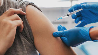 Tìm lý do gây ra cục máu đông hiếm gặp khi tiêm vaccine phòng COVID-19