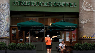 Thanh tra hơn 5.000 cửa hàng Starbucks do bê bối "sử dụng nguyên liệu hết hạn"