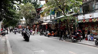 Hà Nội có thêm 6 quận chuyển thành vùng "nguy cơ cao", nhiều hoạt động bị hạn chế