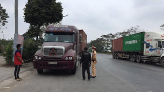 Hàng trăm xe container bị phạt vì dừng đỗ trên cao tốc