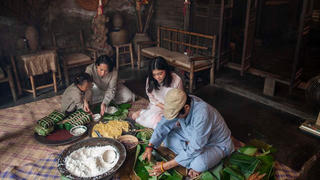 Cùng gói và luộc bánh chưng trong không gian bếp cổ truyền của Hà Nội xưa