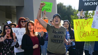 Để con không đeo khẩu trang, cha mẹ có thể bị "tội hình sự"