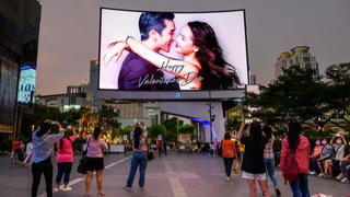 Khuyến khích đeo khẩu trang khi "làm chuyện ấy" nhân ngày lễ Tình nhân