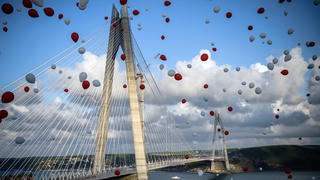  Khánh thành cầu treo khổng lồ nối châu Âu và châu Á