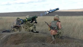 Mỹ cung cấp cho Ukraine tên lửa Javelin để đánh bại "mọi xe tăng Nga" 