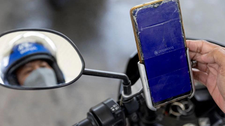 Tích trữ xăng bằng app để "vượt bão giá"