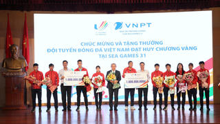 Tập đoàn VNPT thưởng 'nóng' 2 tỷ đồng cho 2 đội tuyển bóng đá giành giải Vàng tại SEA Games 31