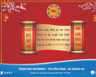 Khách hàng tại Hà Nội rước lộc vào nhà khi đăng ký gói Home Combo của VNPT