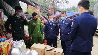 Lào Cai: Thu giữ thuốc trừ cỏ, trừ sâu không rõ nguồn gốc tại chợ phiên