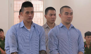 Ném chất bẩn, gọi điện khủng bố ép mẹ con nợ trả tiền